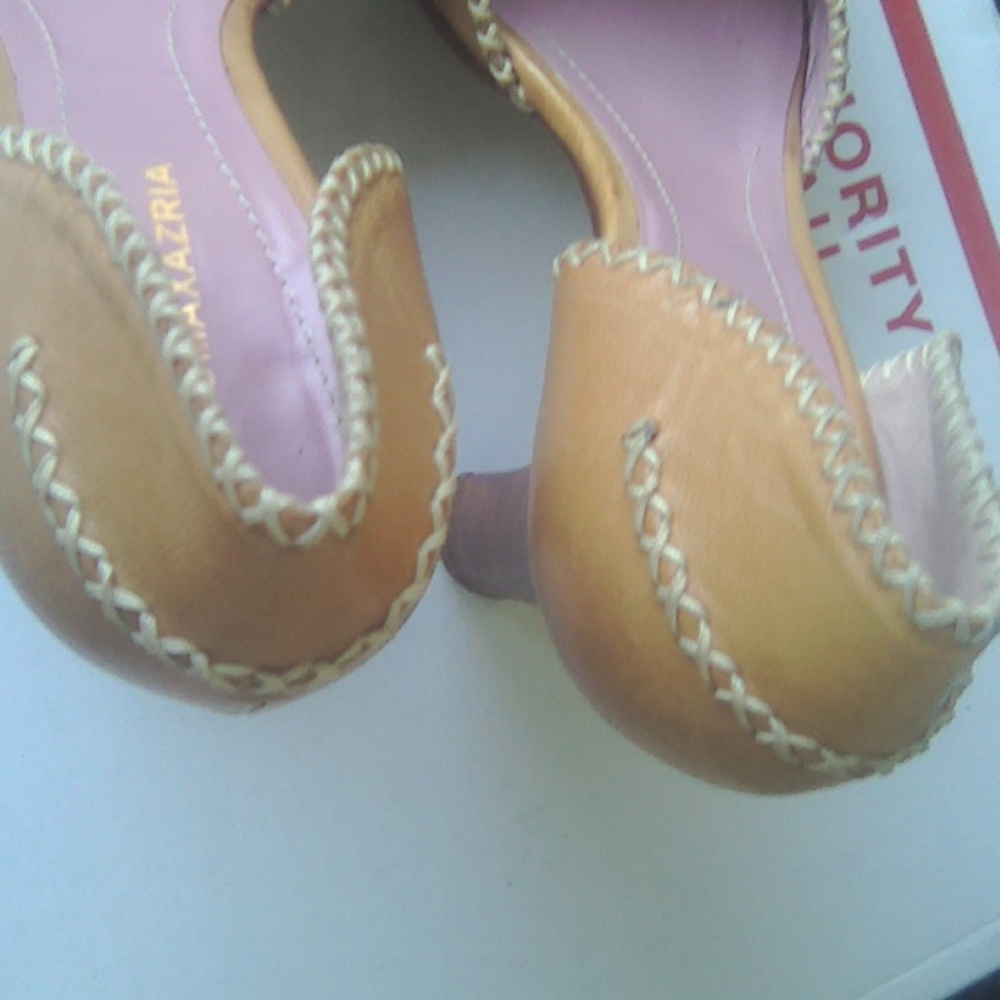 BCBGMAXAZRIA Leather high heels in excellent condition.Size 7.5 B.MSRP $ 259 - Picture 3 of 9